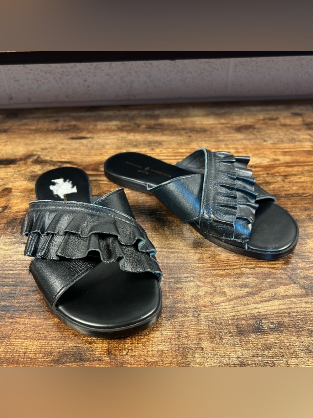 Mercanti Fiorentini Sandals Flat Black Leather Ruffle Cross Straps Women's 7